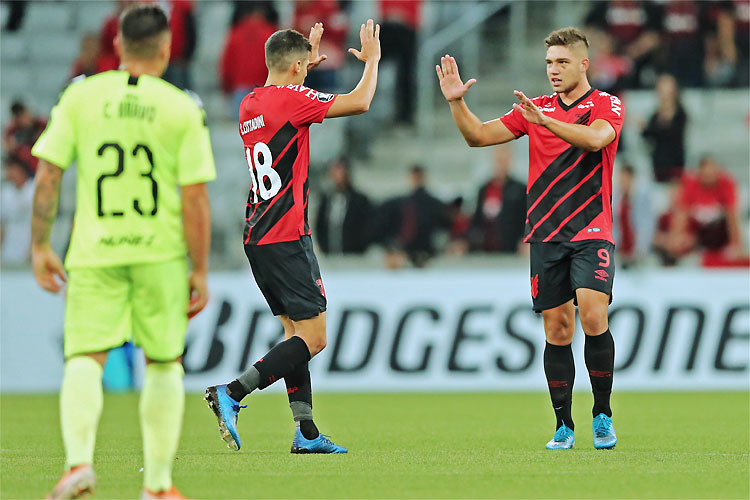 Léo Cittadini comemora com Guilherme Bissoli, autor do gol da vitória 