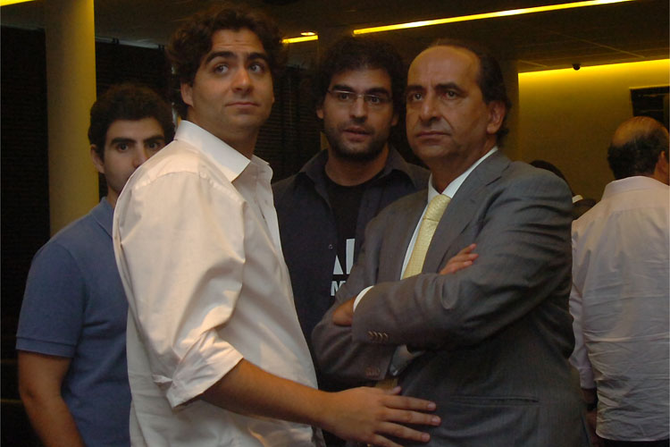 Felipe Kalil, de branco, ao lado do pai, Alexandre Kalil, em 2011
