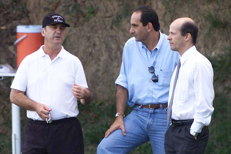 Entre 2001 e 2003, Kalil (centro) era o homem forte do futebol do Atlético durante a gestão de Ricardo Guimarães (direira). Na foto, os dois com o técnico Levir Culpi.