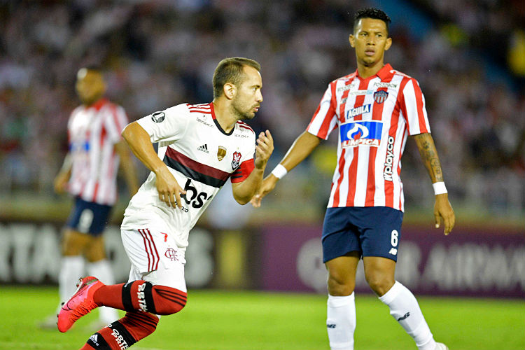 Éverton Ribeiro marcou os dois gols da vitória sobre Junior Barranquilla