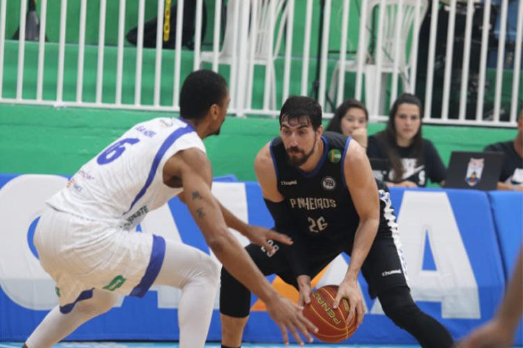 Pinheiros x Pato Basquete será comandado por trio de arbitragem feminino
