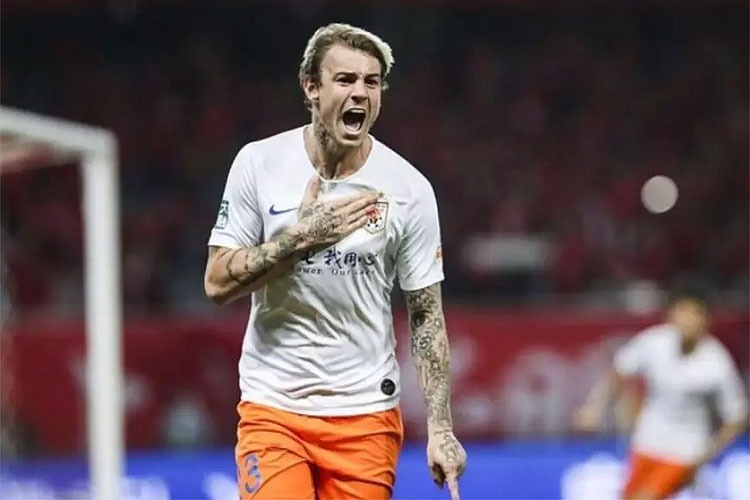 Róger Guedes atua no Shandong Luneng, da China