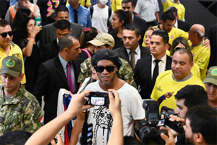 Ronaldinho Gaúcho foi recebido como celebridade na chegada ao Paraguai 