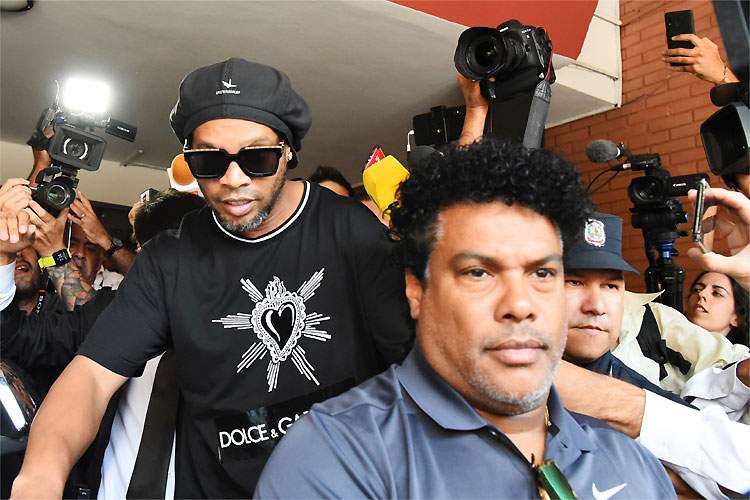 Ronaldinho Gaúcho e o irmão, Assis, prestaram depoimento no MP em Assunção