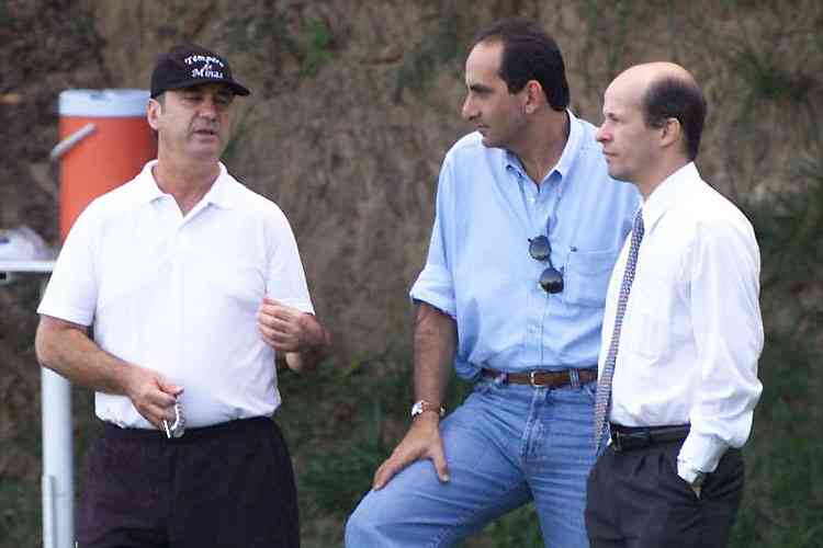 Entre 2001 e 2003, Kalil (centro) era o homem forte do futebol do Atlético durante a gestão de Ricardo Guimarães (direira). Na foto, os dois com o técnico Levir Culpi