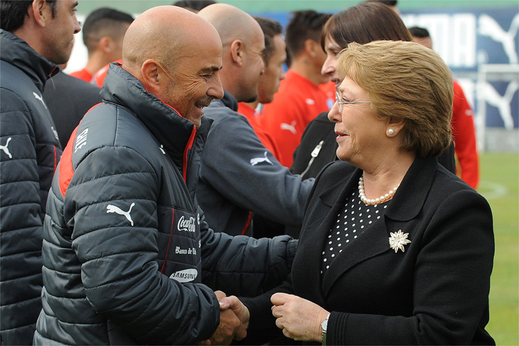 Sampaoli cumprimenta a ex-presidente do Chile Michelle Bachelet