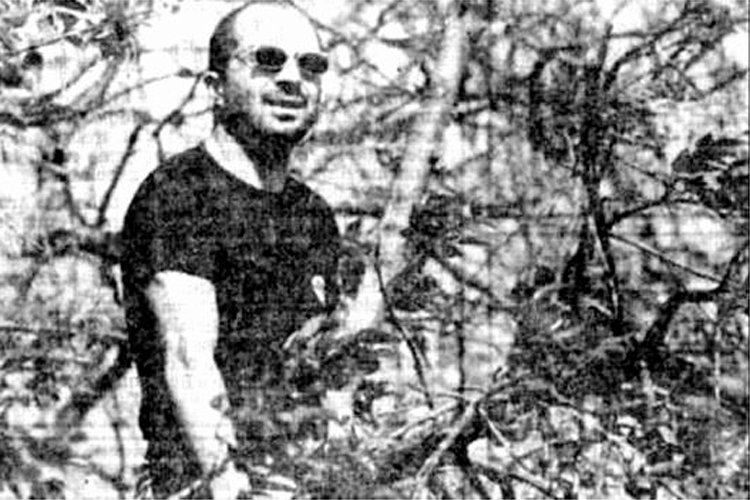 Icônica foto de Sampaoli em cima de uma árvore para dirigir o time durante um jogo