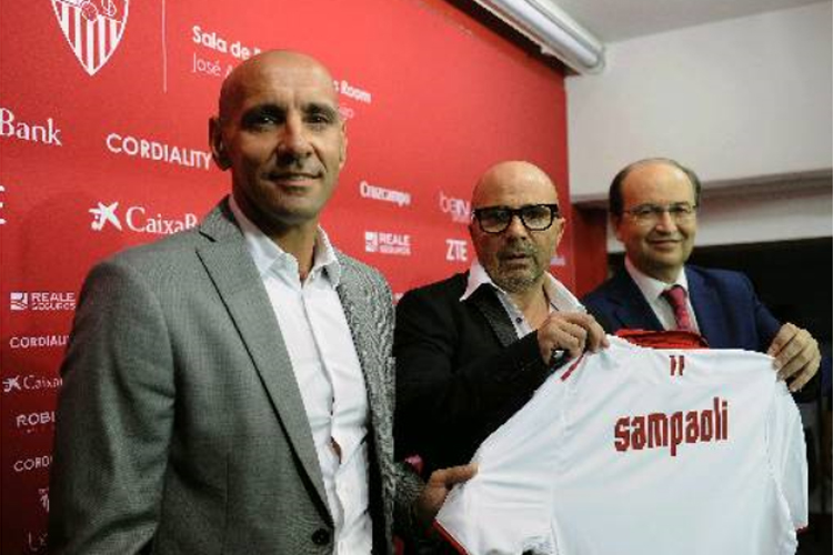 Sampaoli entre o diretor Monchi (esquerda) e o presidente do Sevilla, José Castro (direita)