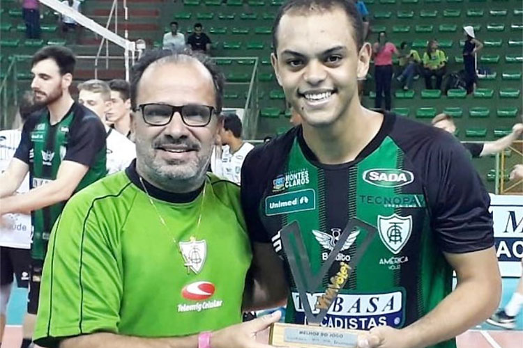 Rhendrick foi eleito o melhor em quadra e recebeu o Troféu VivaVôlei