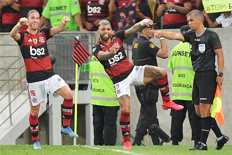 Gabriel comemora com Filipe Luís: Flamengo amplia série invicta no Maracanã