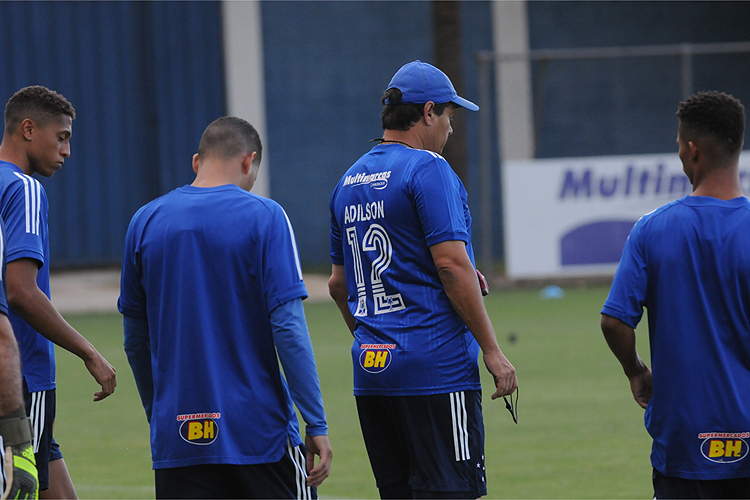 Adilson Batista comandou treino no Cruzeiro com camisa número 12