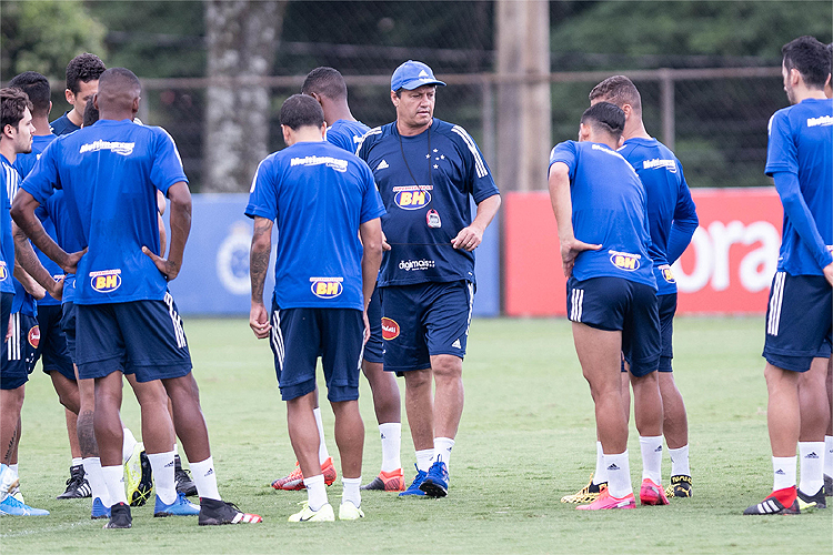 Adilson Batista comandou treino na manhã desta sexta-feira, na Toca II