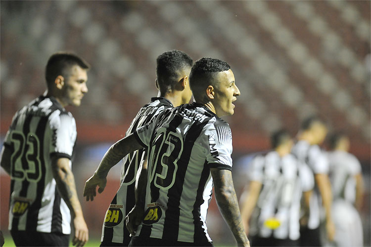 Guilherme Arana (13) fez o terceiro gol do Atlético e recebeu cartão vermelho