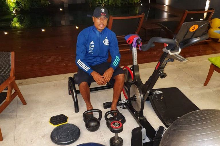 Bruno Henrique recebeu equipamentos para treinar em casa