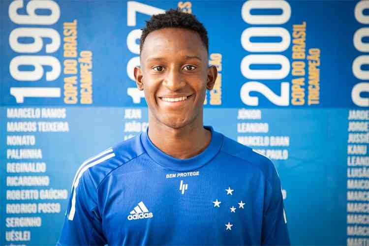 Angulo assinou contrato de empréstimo até o fim do ano