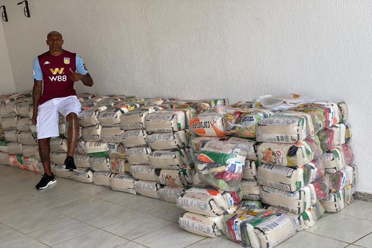 Destaque do Aston Villa, Wesley doa cestas básicas para moradores em Juiz de Fora