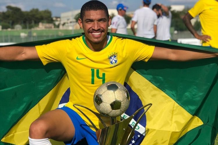 Adryelson comemora torneio de Toulon, na França, no ano passado