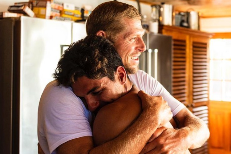 Gabriel Medina e Mick Fanning participam de uma live nesta sexta-feira