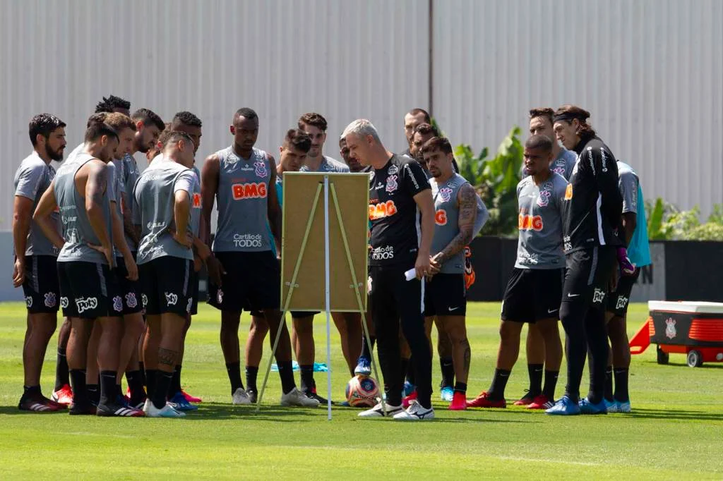 Jogadores e comissão técnica terão corte de 25% nos salários 