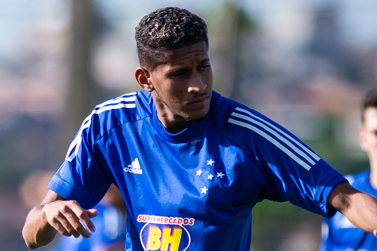 Adriano despertou interesse do Estoril, de Portugal