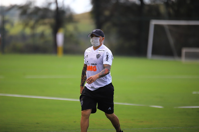 Jorge Sampaoli devidamente protegido com a máscara durante o treinamento