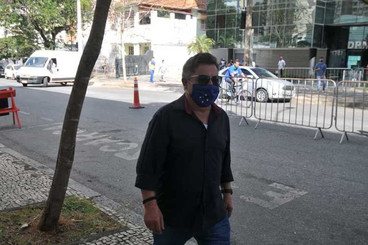 Zezé Perrella foi alvo de protestos por parte da torcida em sua chegada ao Barro Preto