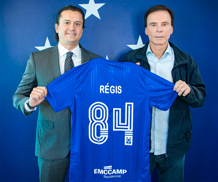 Sérgio Rodrigues ao lado de Régis Campos, dono da nova patrocinadora do Cruzeiro