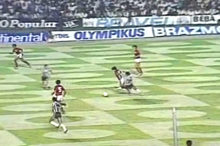 Carrinho de Reinaldo em Zico durante jogo polêmico em 1981