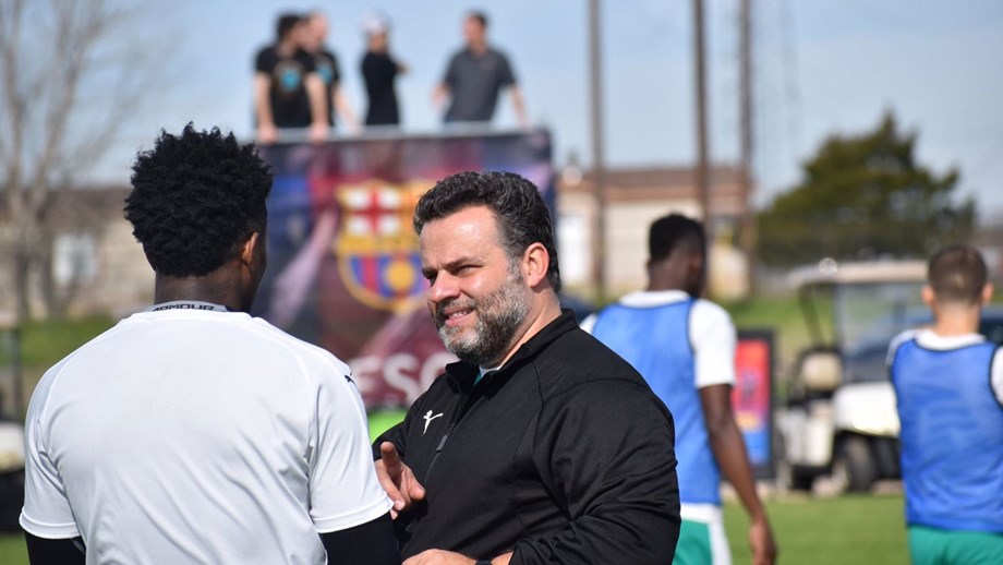 Técnico Marcelo Serrano dirige o Austin Bold FC