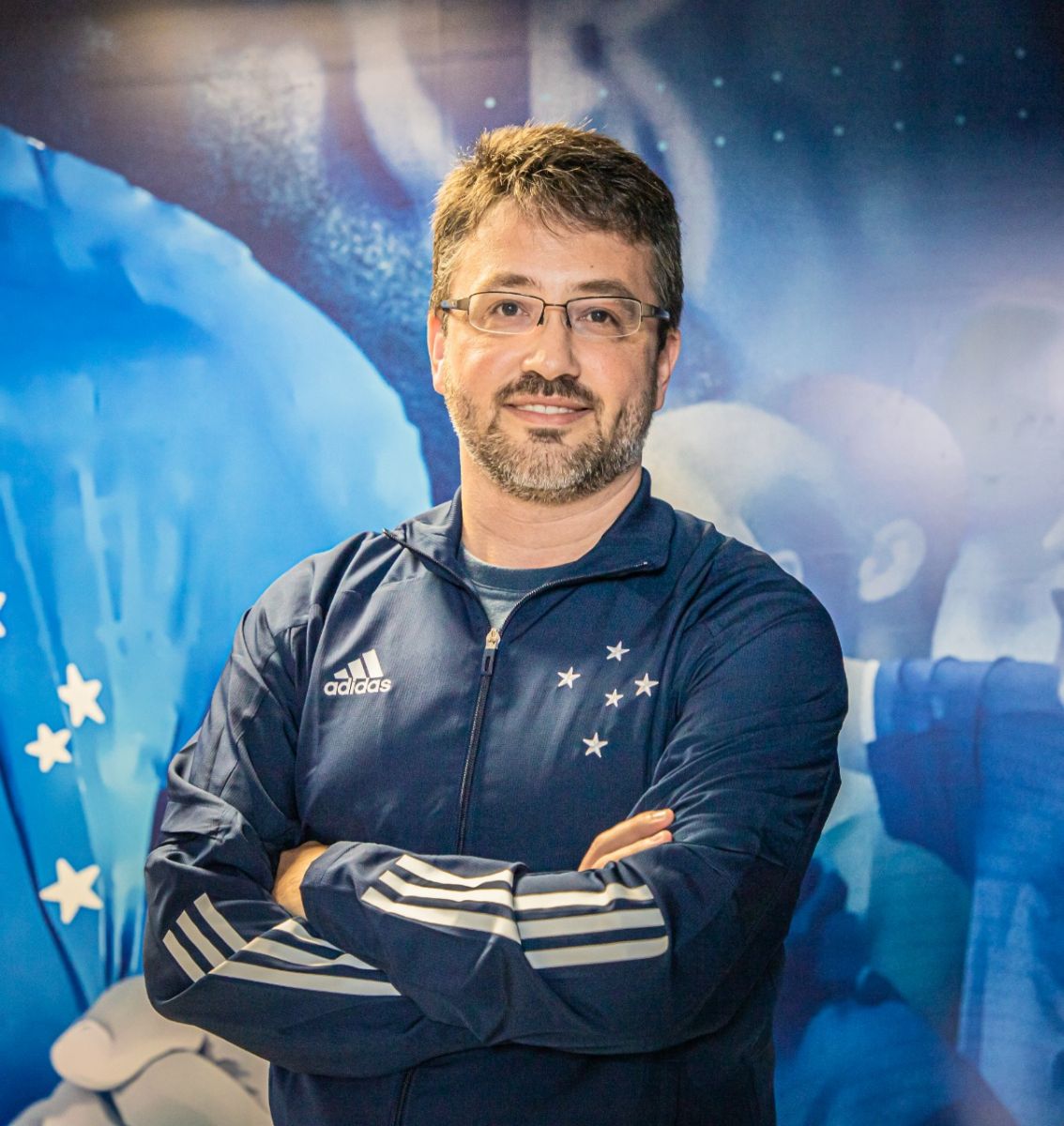 André é formado em jornalismo, com especialização em tradução, comunicação empresarial e gestão da comunicação digital