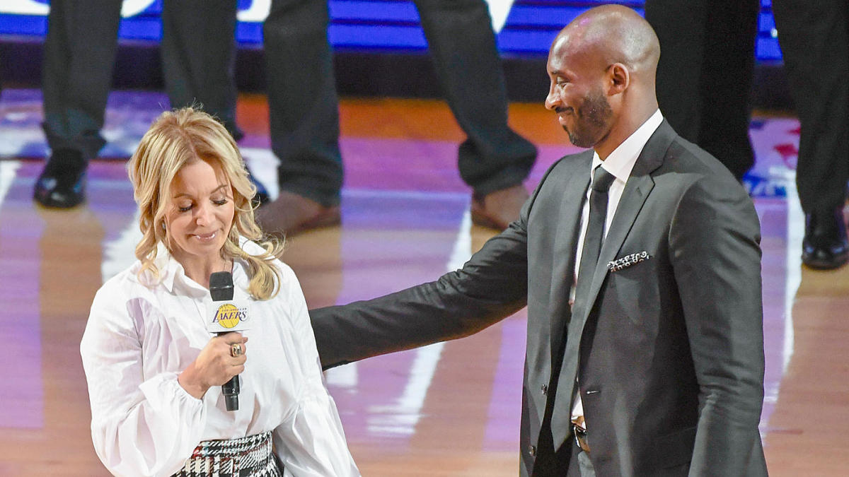 Jeanie Buss ao lado de Kobe Bryant, que morreu em janeiro de 2020