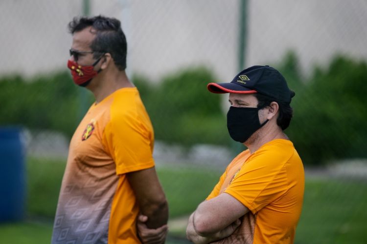 Fisiologista Inaldo Freire ao lado de Daniel Paulista