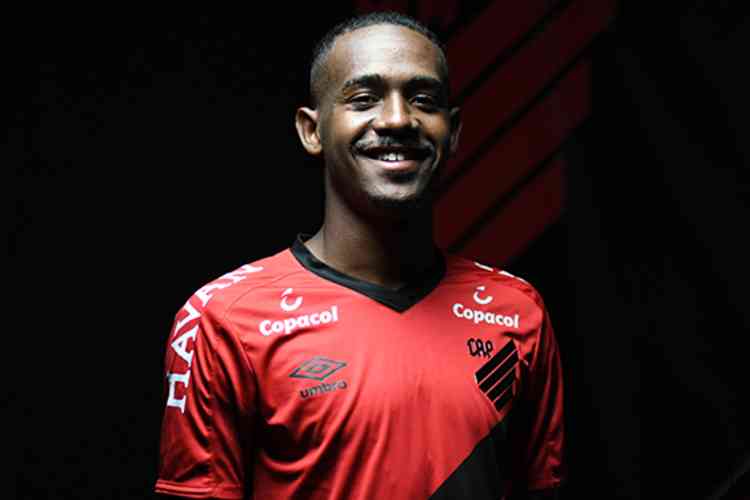 Edu foi vendido pelo Cruzeiro para o Athletico por 2,5 milhões de reais