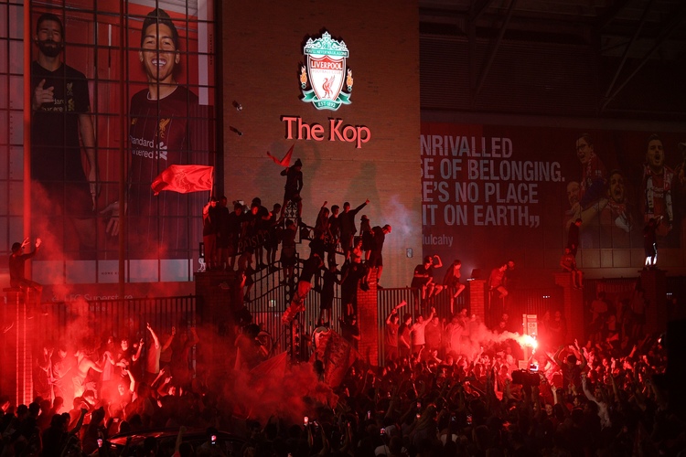 Festa do título tomou conta dos arredores do Anfield Road