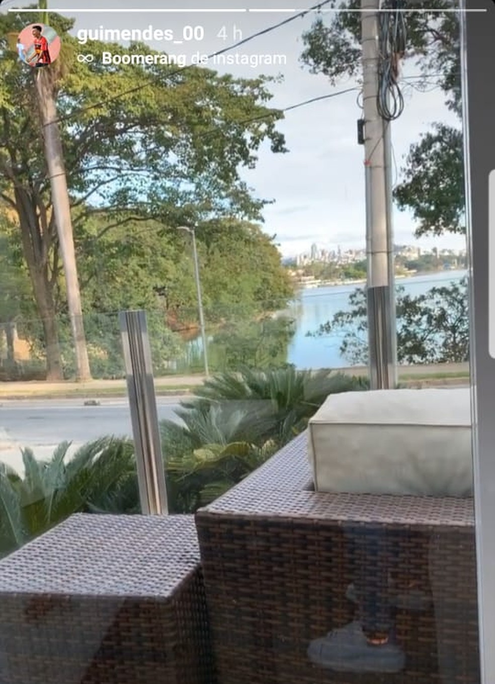 Atacante de 19 anos postou foto dentro do hotel, já em BH