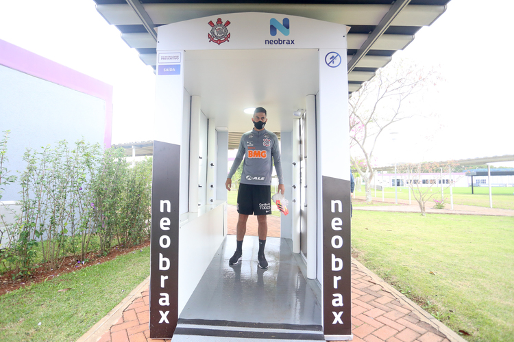 Jogadores do Corinthians passaram por túnel de desinfecção no CT