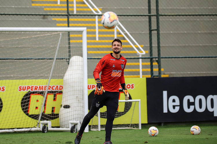 Michael, de 21 anos, interessa ao Avaí, mas prefere jogar em Portugal