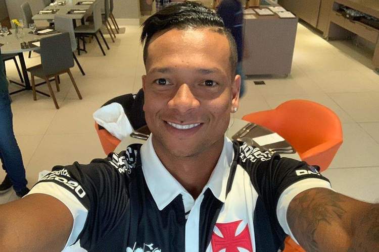 Guarín ainda resolve situação para permanecer no Vasco; colombiano está no país natal resolvendo questões familiares