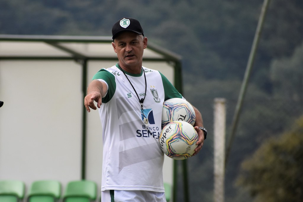 Lisca tenta adaptar jogadores a funções específicas caso América não possa contratar reforços