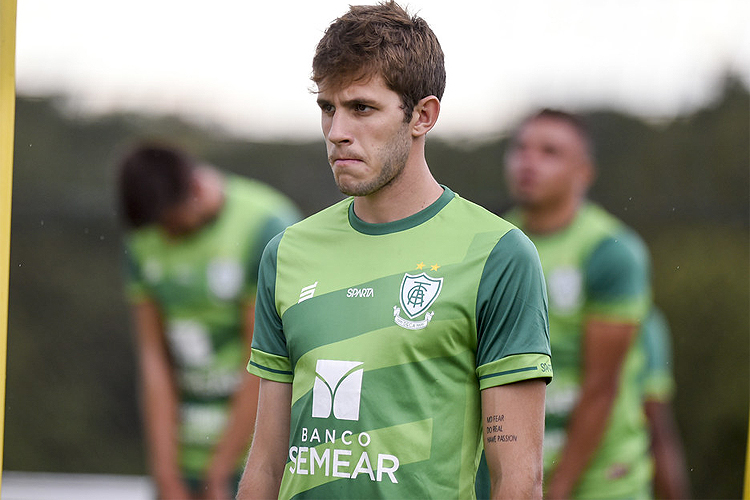 Léo Passos está treinando como centroavante