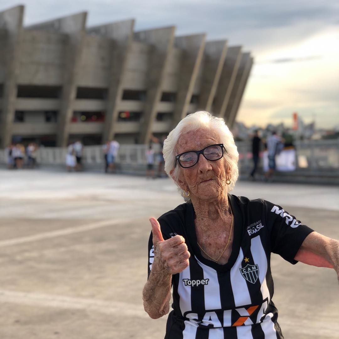 Vovó do Galo é presença garantida nos jogos do clube (Arquivo Pessoal) Vovó do Galo é presença garantida nos jogos do clube/Arquivo Pessoal