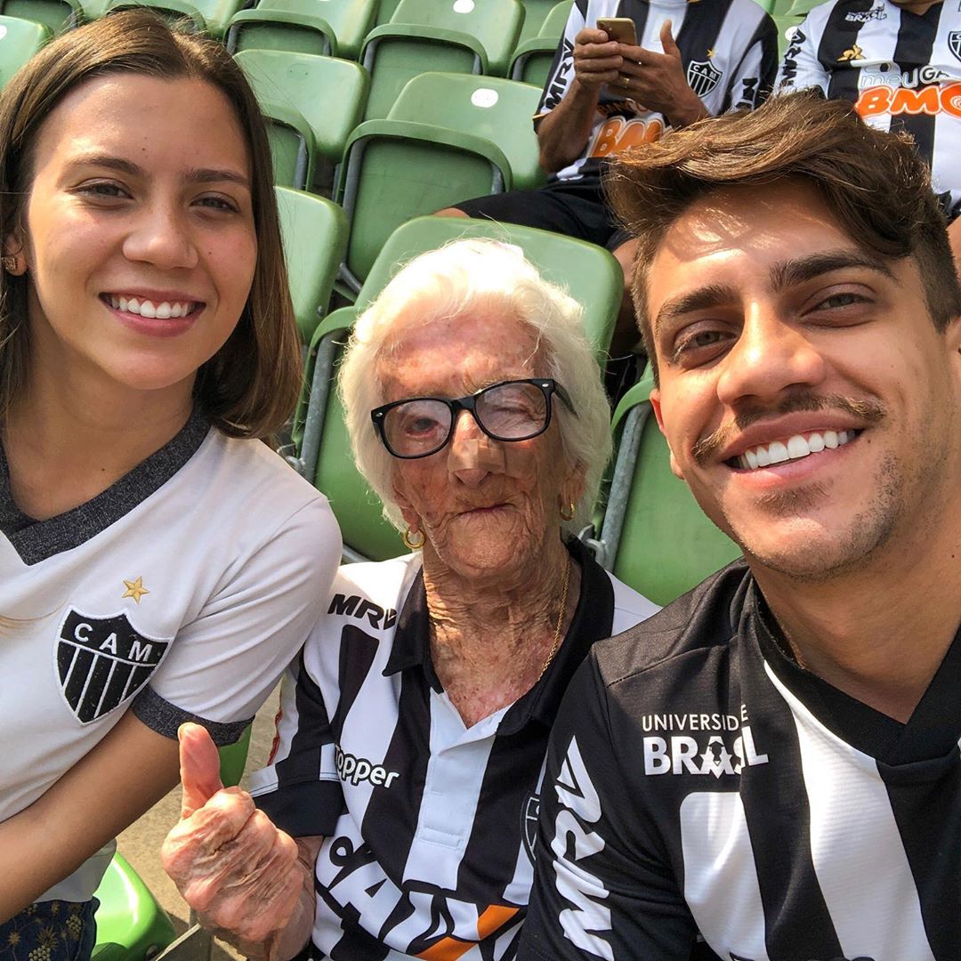 Dona Ana ao lado dos netos Sabrina e Marcelo