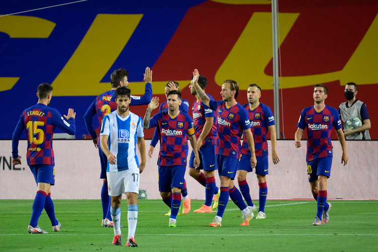 Messi e cia. festejam o triunfo que rebaixou o rival e manteve Barça na briga