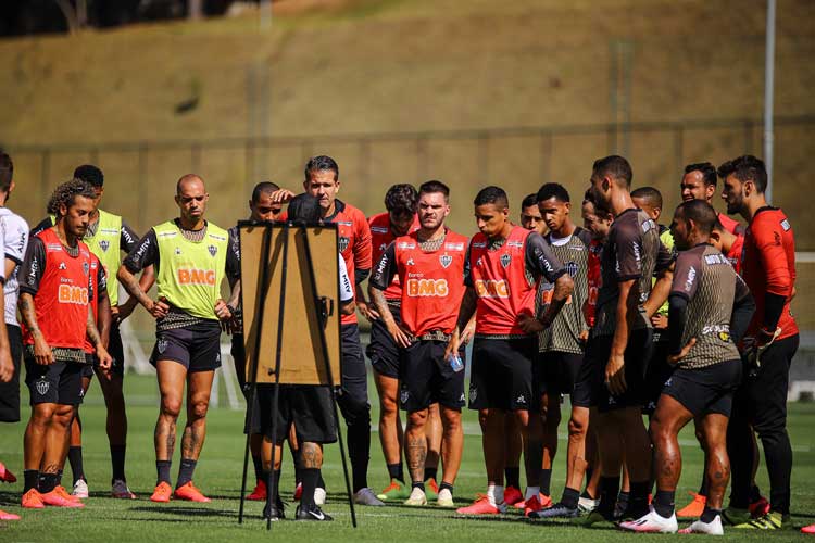Diego Tardelli, à esquerda, durante orientações de Sampaoli, próximo ao quadro