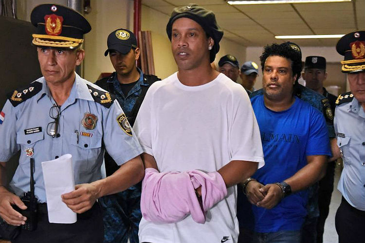 Ronaldinho e o irmão Assis seguem em prisão domiciliar no Paraguai
