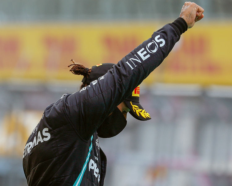 No pódio, Lewis Hamilton manteve protestos antirracistas