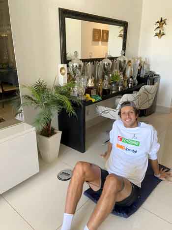 O tenista Marcelo Melo faz exercícios físicos na sala do apartamento em BH
