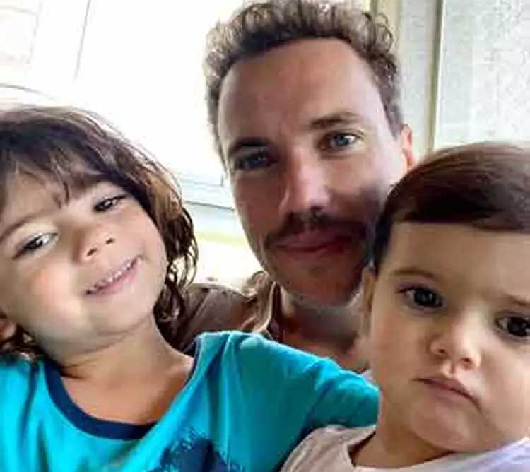 Tenista Bruno Soares ao lado dos filhos