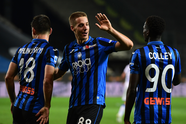 Croata Pasalic (centro) festeja um dos gols: artilheiro na vitória elástica