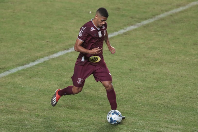 Hereda sofreu muito com as arrancadas de Élber e Clayson durante a partida